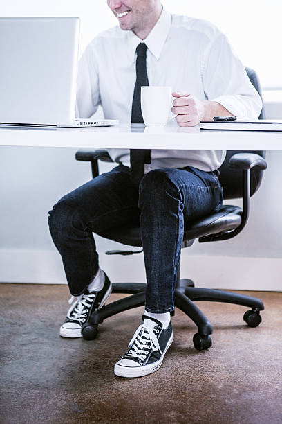 limpo moderno escritório e homem de negócios - business man shoes on desk imagens e fotografias de stock