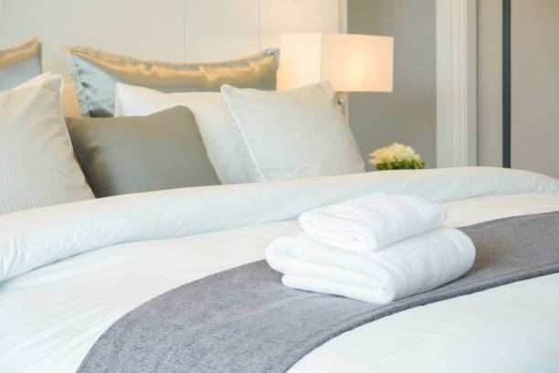 handuk bersih di tempat tidur di kamar hotel - hotel bangunan publik potret stok, foto, & gambar bebas royalti