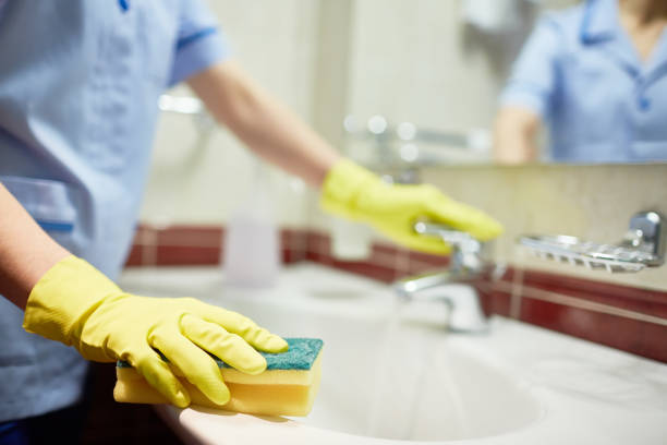 Cleaning sink with sponge Janitor cleaning sink in hotel room maid stock pictures, royalty-free photos & images