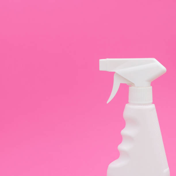 spray detergente su sfondo rosa. - fotografia immagine foto e immagini stock
