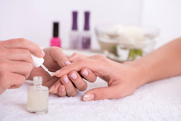 client and manicurist in manicure salon - nail salon stockfoto's en -beelden