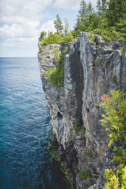 Cliff in Bruce peninsula beautiful natural scene with blue water bruce peninsula stock pictures, royalty-free photos & images