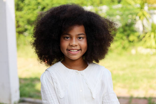 nahaufnahme schöne amerikanische kind mädchen lächeln porträt zu hause. - afro amerikanischer herkunft stock-fotos und bilder