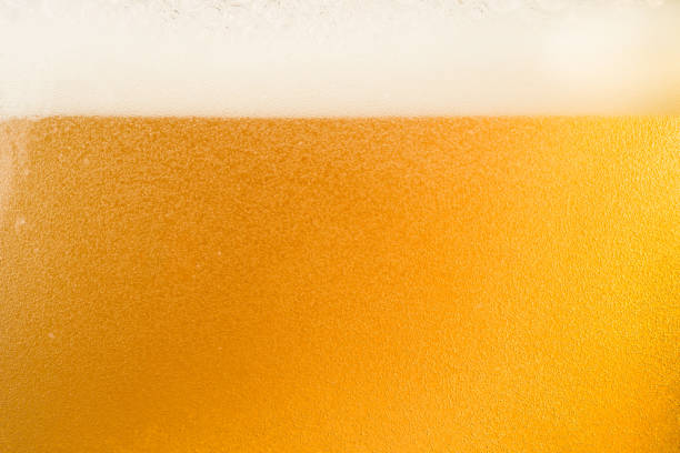 クローズ アップの背景にガラスのビールの泡 - ビール ストックフォトと画像
