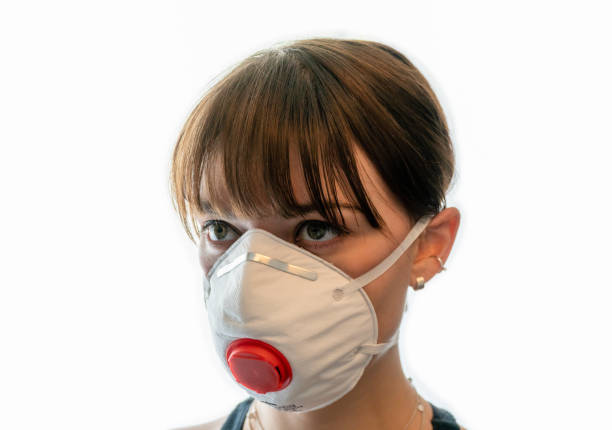 primo piano della giovane donna che indossa la maschera n95 con sfondo bianco - patrick zaki foto e immagini stock