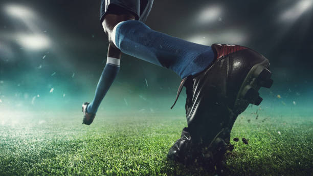 primo piano calciatore o calciatore allo stadio in torce - movimento, azione, concetto di attività - football match foto e immagini stock