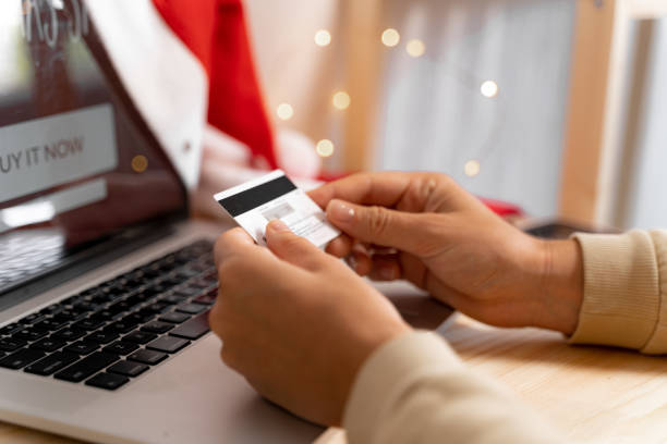 cierre las manos con la compra de tarjetas de crédito en línea. compras en línea. ciber monday. - cyber monday fotografías e imágenes de stock