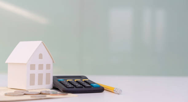 hesap makinesi ile bankacılık hesap defterinde evin modeli kadar yakın, ev kredisi ipotek refinance veya tutma faiz oranları planlamak için masada sikke ve kalem, iş ve finansal kavram - mortgage stok fotoğraflar ve resimler