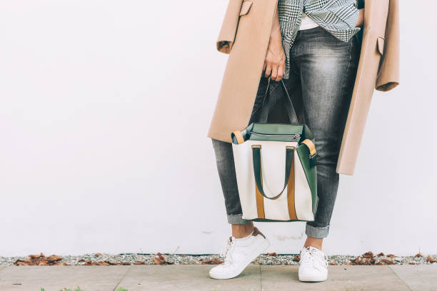 クローズアップイメージ女性秋市カジュアル衣装買い物客バッグ付き - ファッション ストックフォトと画像