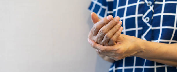 nahaufnahme reife seniorinnenmassage auf der hand, um schmerzen von harter arbeit für die behandlung über karpaltunnel-syndrom und chronische krankheit gesundheitskonzept zu lindern - rheumatismus stock-fotos und bilder