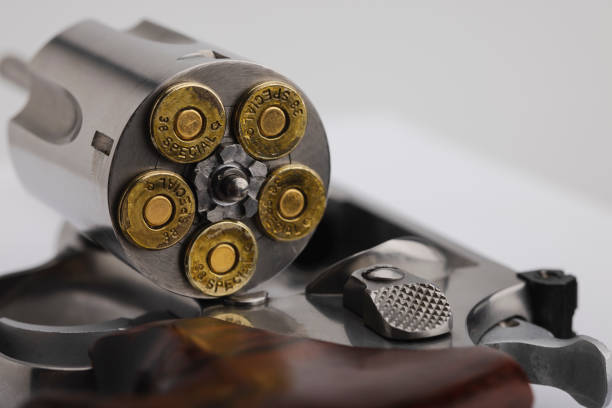 крупный план специальных пуль .38 и револьверного пистолета на белом фоне - gun violence стоковые фото и изображения
