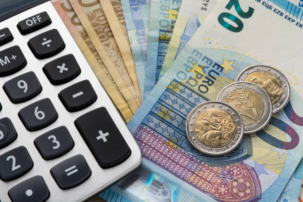 gros plan d’une calculatrice et argent euro dans un concept d’analyse financière - euros photos et images de collection