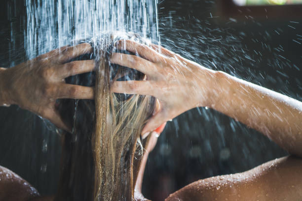 close up van een vrouw haar haren tijdens het douchen in de ochtend wassen. - woman washing hair stockfoto's en -beelden