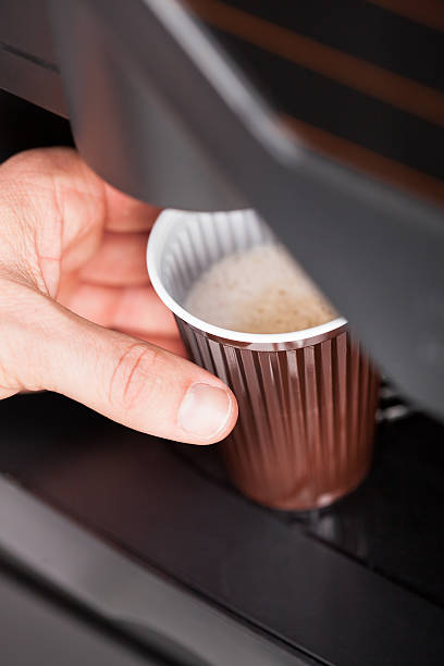 nahaufnahme der automatische kaffeemaschine - kaffeeautomat stock-fotos und bilder