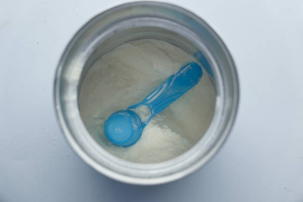 primer plano de la leche para bebés en polvo en un recipiente - baby formula fotografías e imágenes de stock