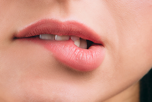 Oblik usana  Close-up-of-beautiful-womens-lips-covered-with-lipstick-bite-lower-picture-id1144749823?k=6&m=1144749823&s=170667a&w=0&h=MOfKrdoQXx-roA_zG4bq4StjXbc4kKSxihfs8hIjqRE=