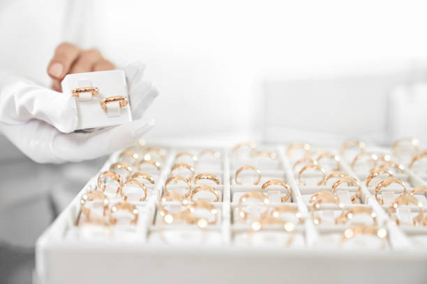 close-up van doos met trouwringen collectie in winkel - diamant ring display stockfoto's en -beelden