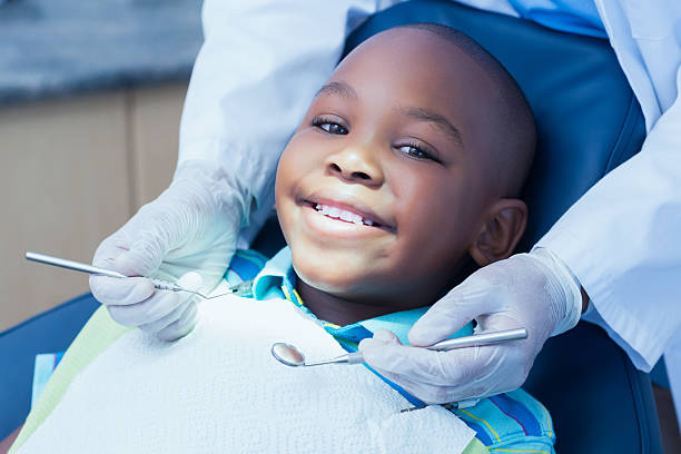 крупный план мальчик с его зубьев - dentist стоковые фото и изображения