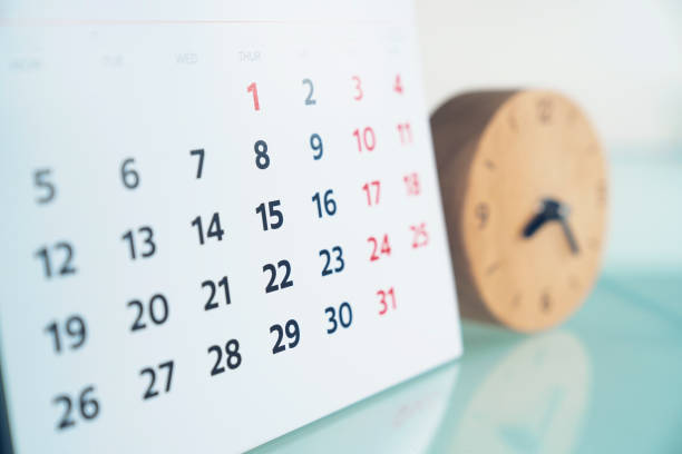 カレンダーのクローズ アップ、ビジネスミーティングの計画テーブルの上の時計や旅行の計画コンセプト - カレンダー ストックフォトと画像