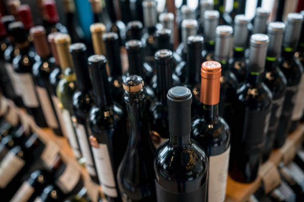 ภาพระยะใกล้ของขวดไวน์ที่แตกต่างกันที่ร้านขายไวน์ - ไวน์ เครื่องดื่มแอลกอฮอล์ ภาพสต็อก ภาพถ่ายและรูปภาพปลอดค่าลิขสิทธิ์