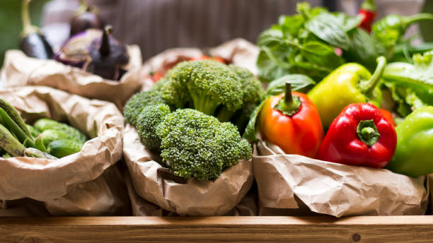 ガーデンベッドから新鮮でジューシーな野菜をクローズアップ - 野菜 ストックフォトと画像