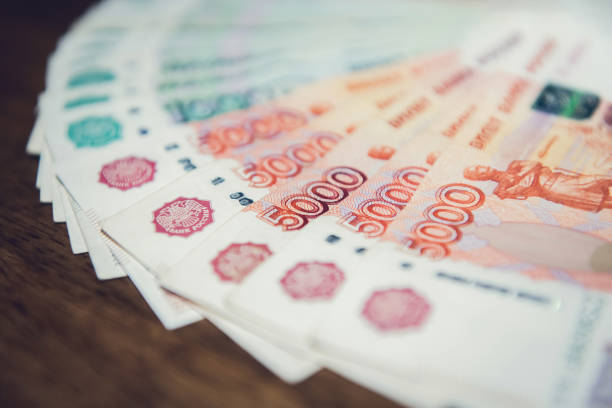 돈을, 나무 테이블에 러시아 잔해 통화 지폐 닫습니다 - 러시아 루블 뉴스 사진 이미지