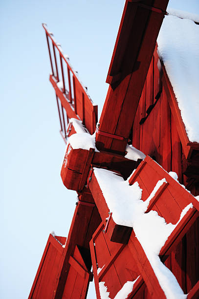 nahaufnahme des alten stil klassischer windmühle von schnee - olaser stock-fotos und bilder