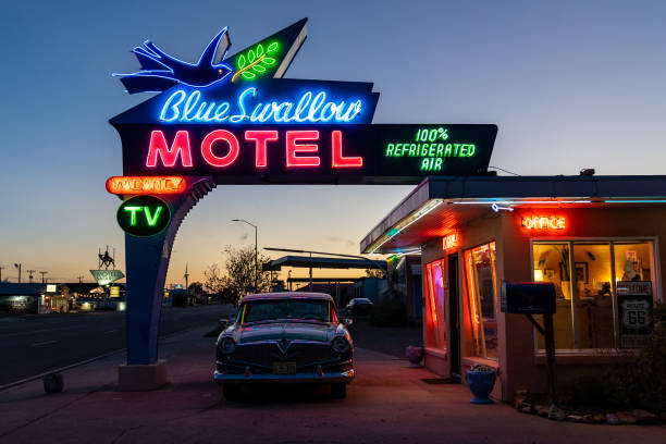 primer plano del letrero de neón blue swallow motel, un famoso motel clásico de la ruta 66 - ruta 66 fotografías e imágenes de stock