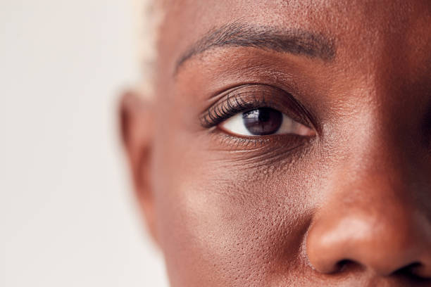 close-up op ogen van jonge vrouw met geverfd haar in studio - eyes stockfoto's en -beelden