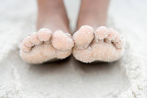 close up on feet - voeten in het zand stockfoto's en -beelden