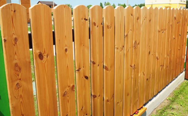 nahaufnahme auf wooden fence door.wood fence-wood fencing mit copy space. - holzzaun stock-fotos und bilder