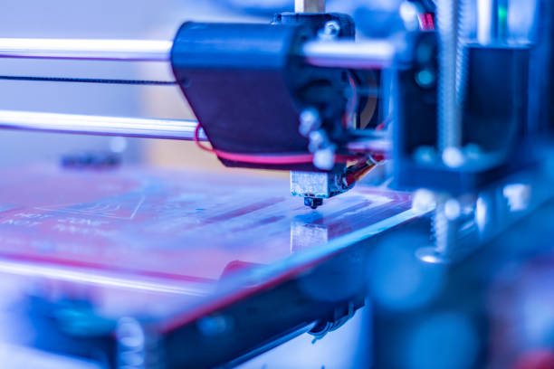 close-up foto van futuristische 3d-printer. micro- en nano-elektronica-b - materiaal stockfoto's en -beelden