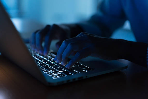 kayıt veri sistemi veya erişim parolası karanlık operasyon odasında, siber güvenlik kavramı klavye laptop yazarak programcı adam el kadar kapatın - bilişim suçları stok fotoğraflar ve resimler