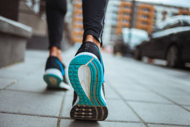close-up shot van runner schoenen - wandelen lichaamsbeweging stockfoto's en -beelden