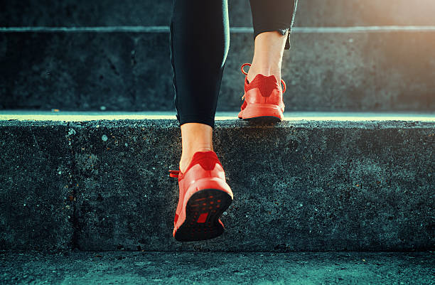 클로즈업 샷 runner's shoes - 계단 및 층계 뉴스 사진 이미지