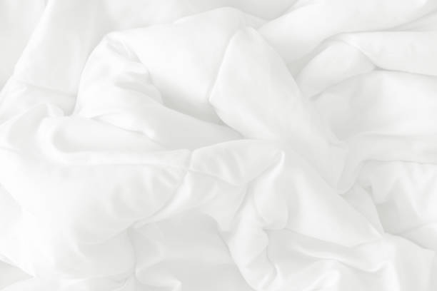 primer plano de la vista superior de sábanas blancas y manta arrugada arrugada en el dormitorio después de despertar en la mañana. - sabanas de seda fotografías e imágenes de stock