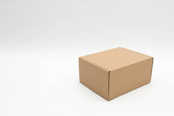흰색 배경에 닫힌 골판지 상자 - 판지 상자 뉴스 사진 이미지