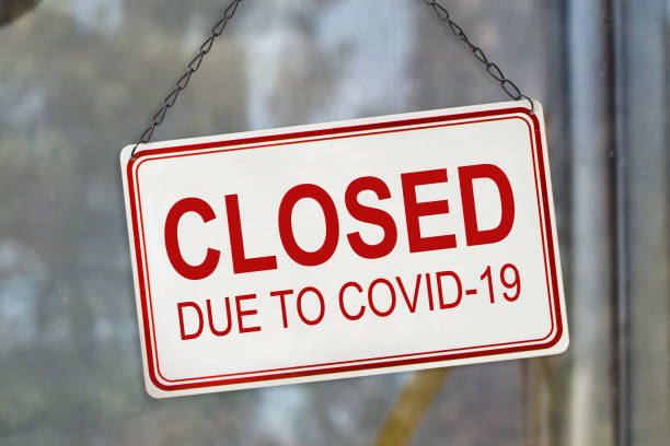 Closed sign due to Covid-19, Coronavirus outbreak lockdown, on the window of a shop. Economic crisis concept Closed sign due to Covid-19, Coronavirus outbreak lockdown, on the window of a shop. Economic crisis concept lockdown stock pictures, royalty-free photos & images