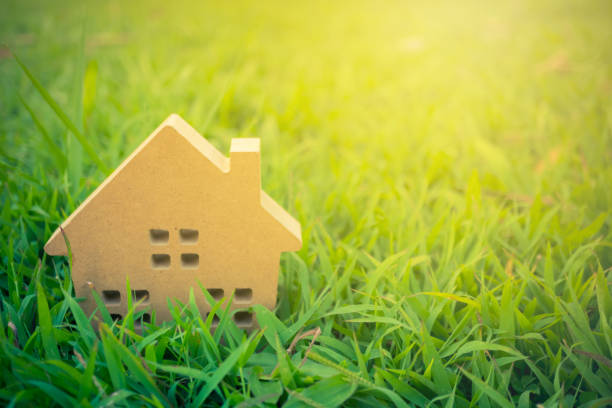 cerrado modelo casa pequeñas de hierba verde con fondo de luz del sol. - tangram casa fotografías e imágenes de stock