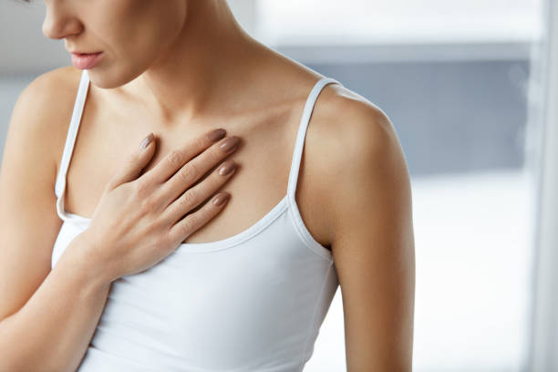 closeup vrouwelijk lichaam, vrouw met pijn in de borst, gezondheidskwesties - borstkas stockfoto's en -beelden