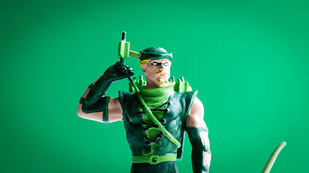 zbliżenie ręcznie malowane figurka z zieloną strzałką, vigilante superhero - robin hood zdjęcia i obrazy z banku zdjęć