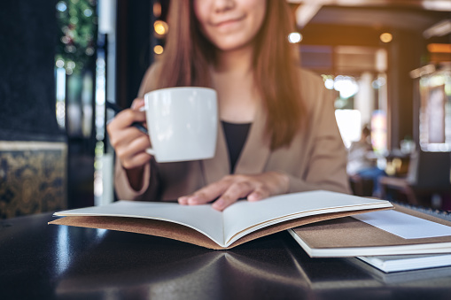 アジアの女性の読書とカフェでコーヒーを飲みながら本を開くのクローズ アップ画像 1人のストックフォトや画像を多数ご用意 Istock