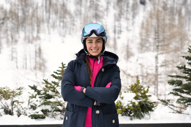 close-up van een glimlachende skiër op een vakantie in de bergen, turend over de skihellingen - posing with ski stockfoto's en -beelden