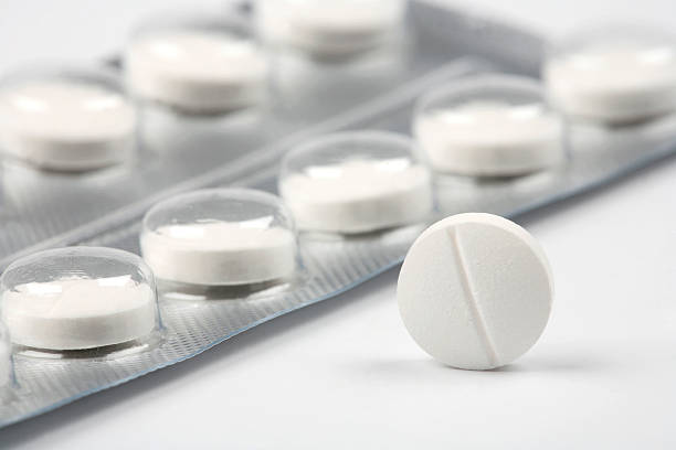 a close-up of a white pill with the package behind it - alvedon bildbanksfoton och bilder