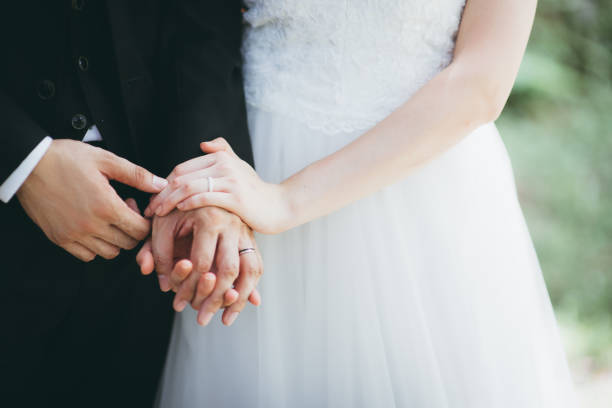 close-up van paar holdinghanden - bruiloft stockfoto's en -beelden