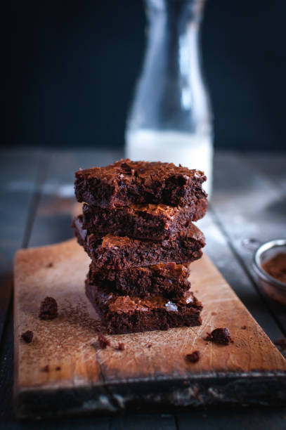 close-up van zelfgemaakte chocolade brownies op snijplank - brownie stockfoto's en -beelden