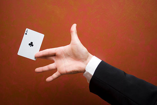 close-up of magician performing trick with ace card - aas kaarten stockfoto's en -beelden