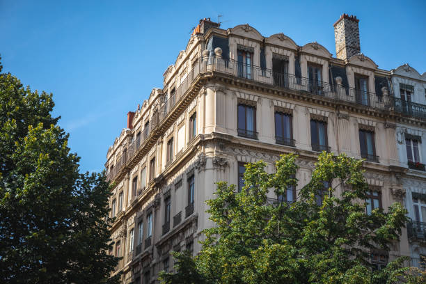 zbliżenie architektury starych apartamentów we francuskim mieście lyon w pobliżu brzegu rzeki saone na starym mieście - lyon zdjęcia i obrazy z banku zdjęć