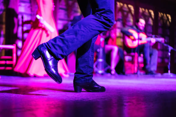 gros plan des pieds d’un danseur flamenko - danseuse flamenco photos et images de collection