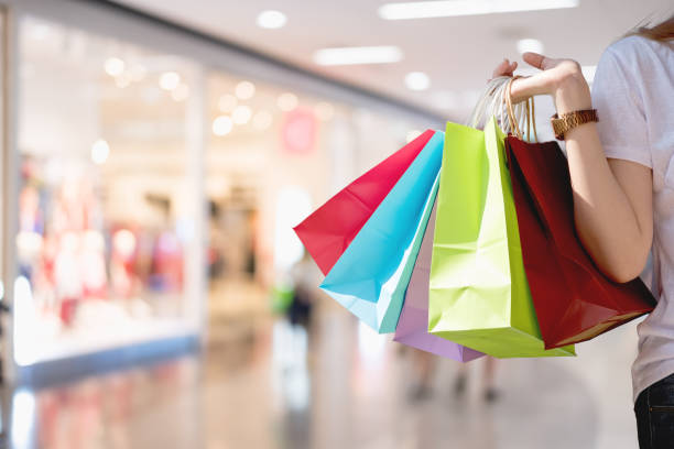 保持している女性ショッピング買い物袋のカラフルなコピー スペースでショッピングのコンセプトのショッピング モールでのクローズ アップ - 買い物袋 ストックフォトと画像